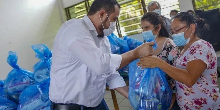 Mauricvela's tweet photo. Como es posible que por el hambre a la foto no les importe aglomerar a personas con discapacidad @marioduran? @_davidreyes @CRAMSV @Bessy_Rios @conaipd @Conocimiente @DrFortinMagana @goter_sv @SulenAyala @LigiaGallardo6 @Barrera123Gio @NSanabria7 @waraujo64 https://t.co/cfomPVU58m
