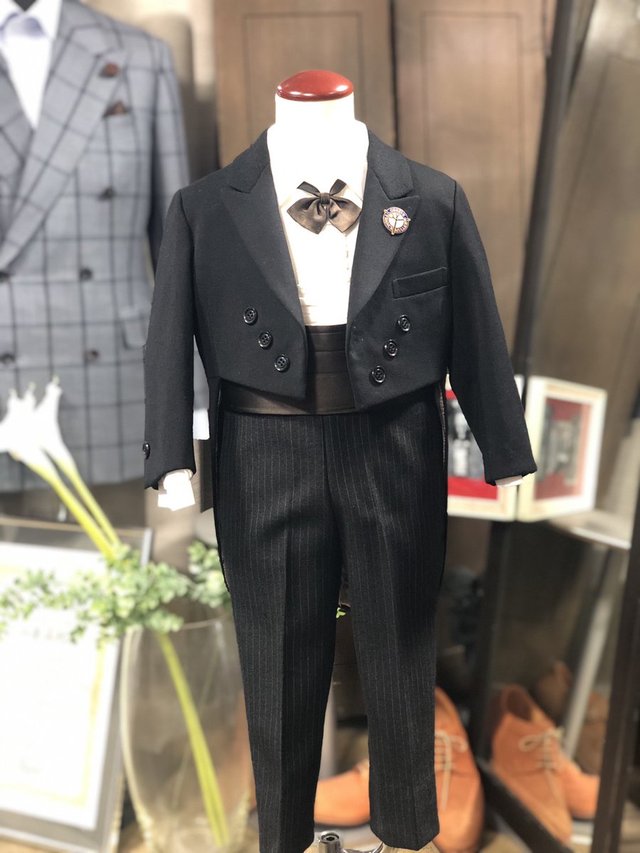 2daimetailor's tweet photo. これは53年前、僕が七五三に着用した燕尾服とタキシードとモーニングがごっちゃになっている礼装です(笑)弟子は『どうして？』と言っていましたが、僕もよくわかりません…当時テーラーを営んでいた両親が全て仕立ててくれたものです。今は、店に飾っています。 https://t.co/XyllSpsOVY
