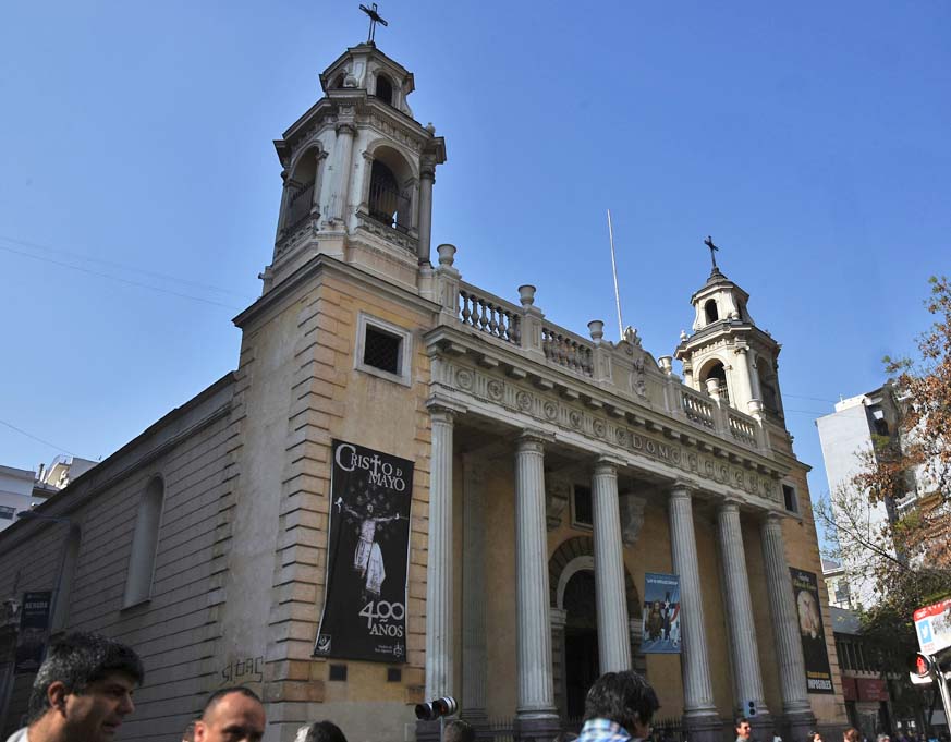 Terminada la pandemia por  #COVID19, pueden visitar el Cristo de Mayo en la Iglesia de San Agustín (o Convento Nuestra Señora de Gracia), ubicada en la intersección de calle Agustinas con Ramón Nieto (#170), comuna de Santiago. Cierro hilo.