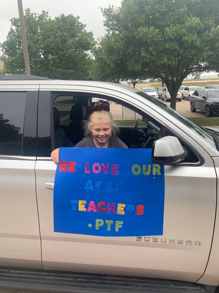 asesftw's tweet photo. We love seeing the smiling faces and support as students pick up their belongings through the carpool lane. Thank you to faculty and staff for helping our families stay safe! #PTFBlue #TheOneTrueBlue https://t.co/5RtB7vAns5