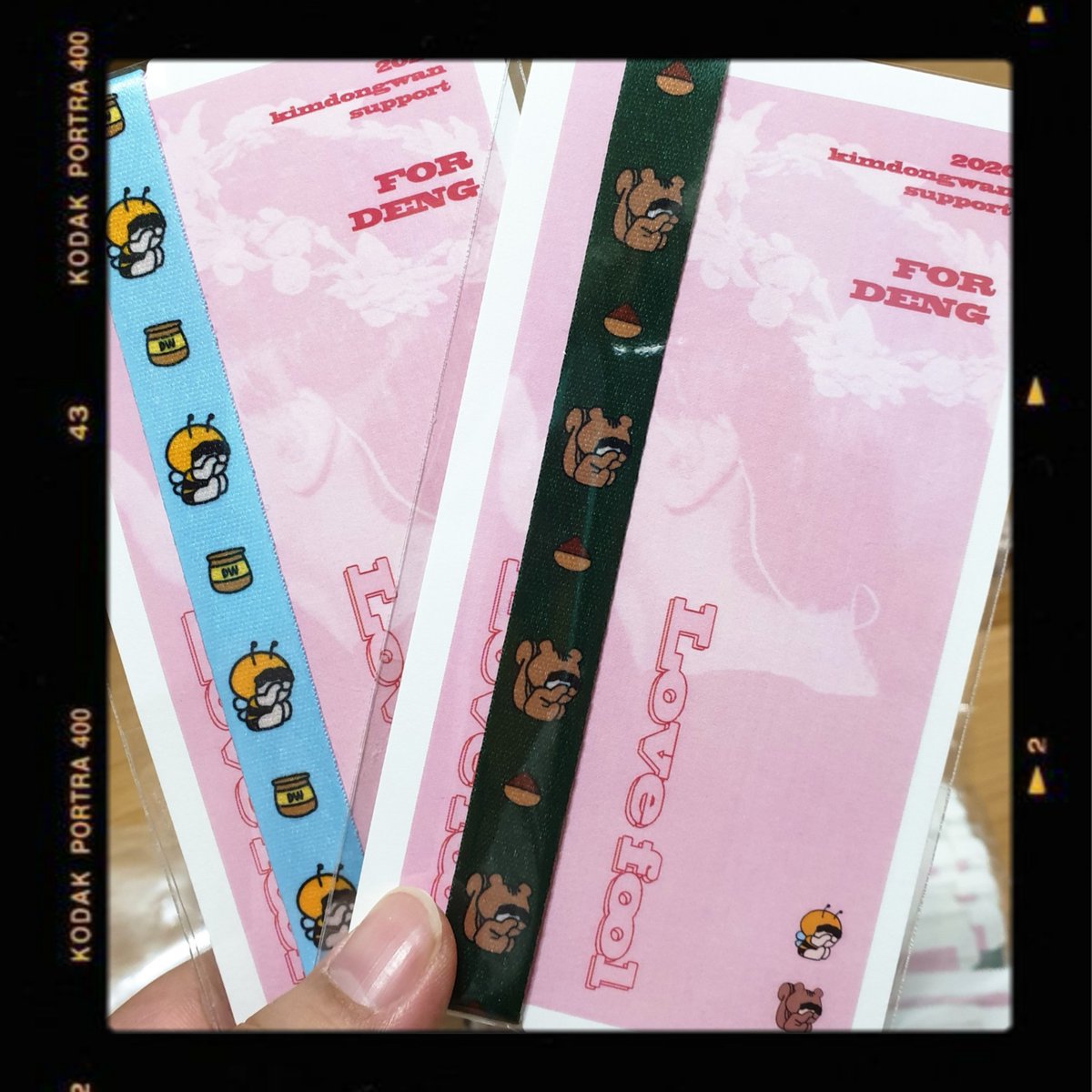 📣
동완오빠의 뮤지컬데뷔 9주년을 기념하여 이 트윗을 RT해주신 분 중 한 분을 추첨하여 폰스트랩 한 세트와 키링 한 개를 보내드릴게요🧡 함께 축하해주시고 오늘 연극도 많이 응원해주세요😊❗

#김동완_뮤지컬데뷔_9주년_축하해