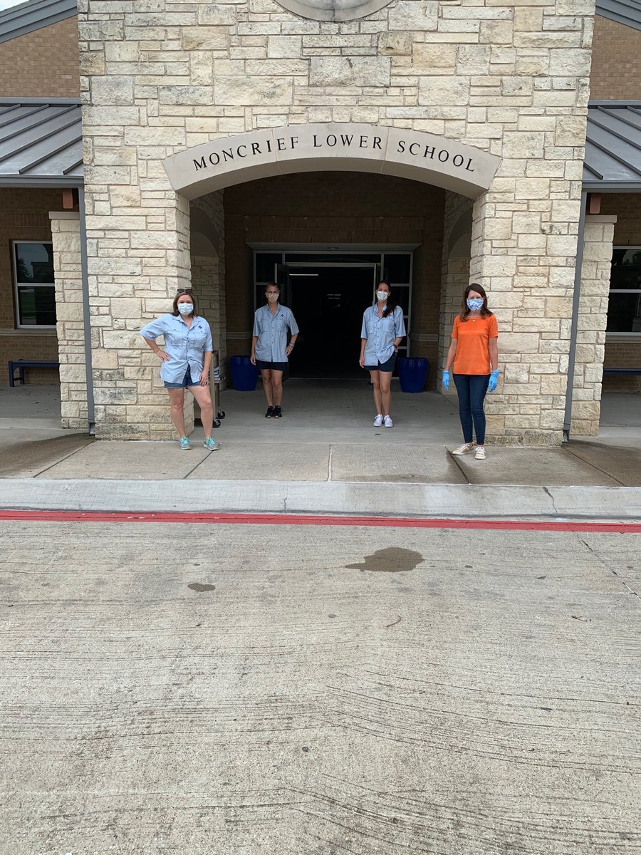 asesftw's tweet photo. We love seeing the smiling faces and support as students pick up their belongings through the carpool lane. Thank you to faculty and staff for helping our families stay safe! #PTFBlue #TheOneTrueBlue https://t.co/5RtB7vAns5