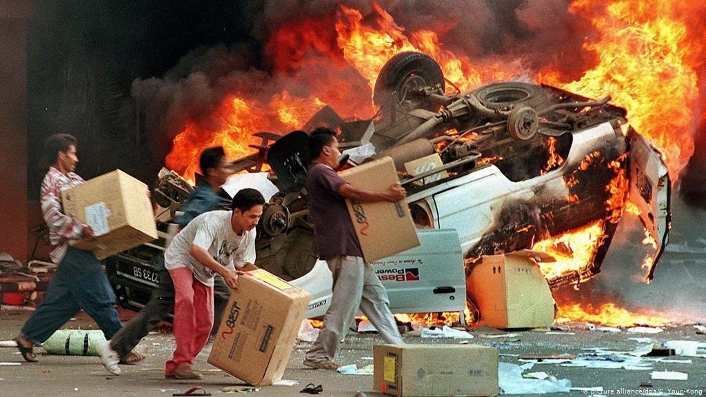 logos_id's tweet photo. [Trigger Warning] Kerusuhan Mei 1998 tidak hanya terjadi di Jakarta. Setidaknya, ada 6 kota lain yang juga terkena kerusuhan. Kami telah merangkum dan mendeskripsikan kejadian-kejadian ini secara kronologis.

Kerusuhan Mei 1998 diluar Jakarta #LogosMenolakLupa

- a thread https://t.co/jkIVSPF7Gh