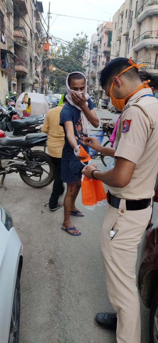 vibhor_anand's tweet photo. Early Morning distribution of #SaffronMasks and Men in uniform helping us out... https://t.co/yOXtcqASnG