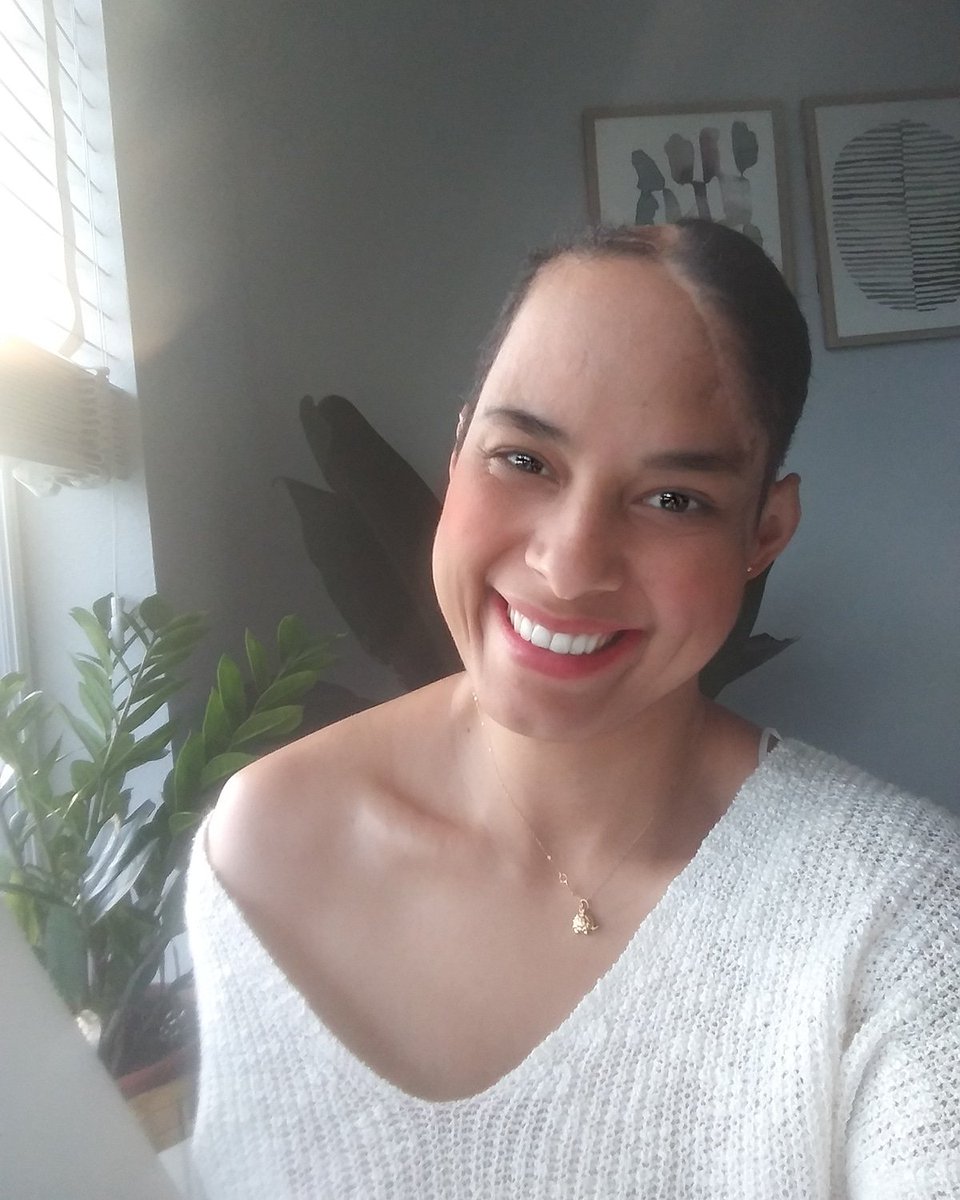 Haz las paces con la soledad, ya no le tengas miedo; ella no muerde, acaricia.

P. D. Los sigo queriendo como una loca ❤😍 gracias por seguirme. Y leerme.