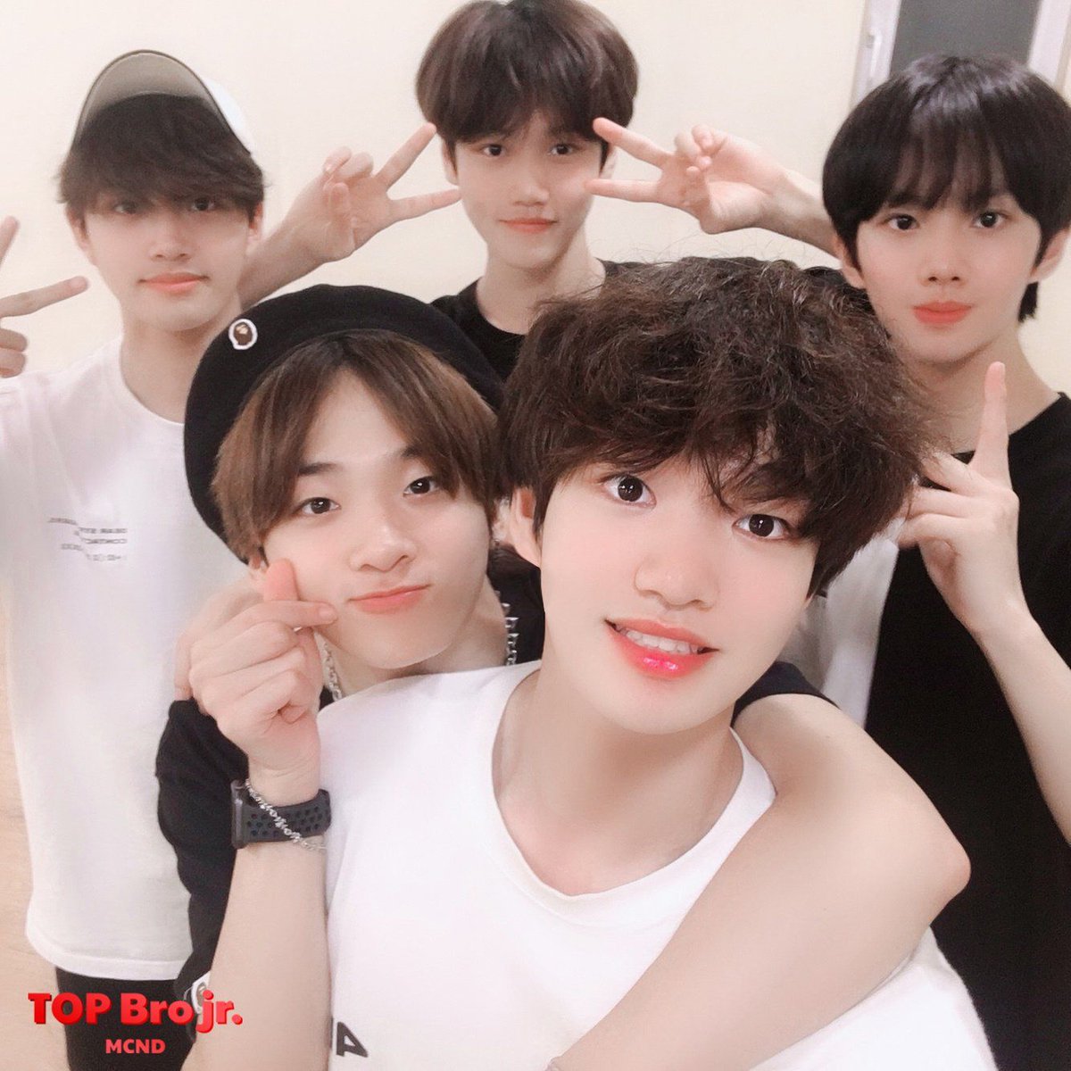 fluffyjunhyuk's tweet photo. 💎ʰⁱ ᵉᵛᵉʳʸᵒⁿᵉ!! ˡᵉᵗ ᵐᵉ ⁱⁿᵗʳᵒᵈᵘᶜᵉ ᵗᵒ ʸᵒᵘ ᵗʰⁱˢ ⁿᵉʷ ᶜᵘᵗⁱᵉ ᵏᵖᵒᵖ ᵇᵒʸ ᵍʳᵒᵘᵖ!! ˡᵉᵗ'ˢ ˢᵗᵃⁿ ᵗʰᵉᵐ ʰⁱʰⁱ ˡᵒᵛᵉʸᵒᵘᵘ💎
#MCND #캐슬제이 #Castle_J #빅 #BIC #민재 #MINJAE #휘준 #HUIJUN #윈 #WIN #SCHOOL_AGE #떠 #Spring #Top_gang #kpop https://t.co/GFexWj2B0k