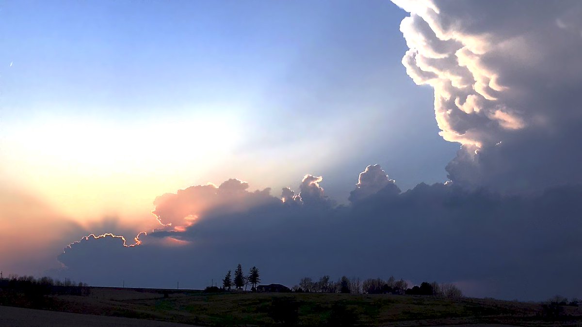Tails_Shriver's tweet photo. I finally got around to editing the shots from the April 7th photogenic, splitting supercells that produced monster hail to my north in Cedar Rapids.  The crepuscular rays and gold lining shining around brand new development were something else! More of this tomorrow?🌩️#iawx https://t.co/u2YjI3PDqR