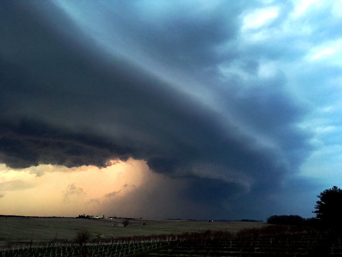 Tails_Shriver's tweet photo. I finally got around to editing the shots from the April 7th photogenic, splitting supercells that produced monster hail to my north in Cedar Rapids.  The crepuscular rays and gold lining shining around brand new development were something else! More of this tomorrow?🌩️#iawx https://t.co/u2YjI3PDqR