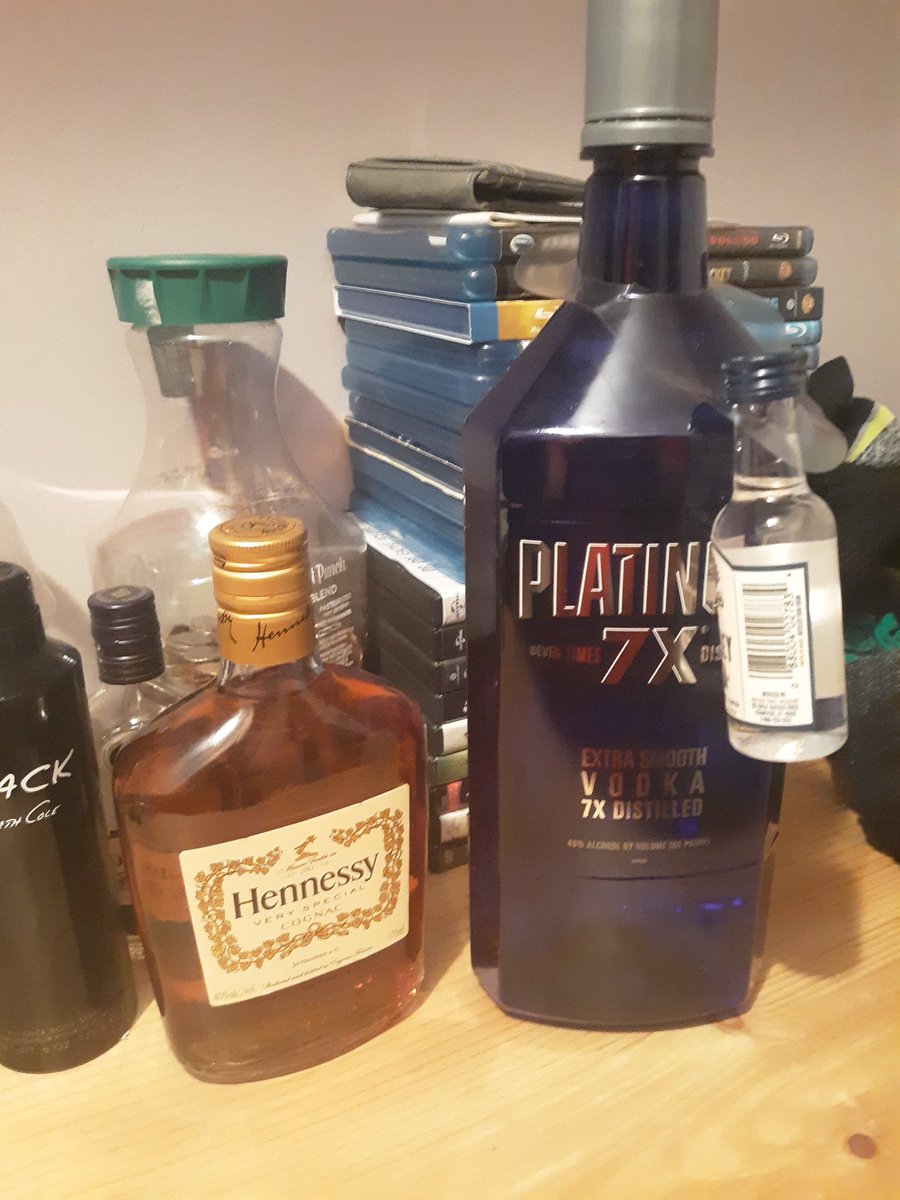 jsmoke404's tweet photo. Its going down #Hennessey #Vadka #Blunts #danknugs https://t.co/nDeoKFqzqu