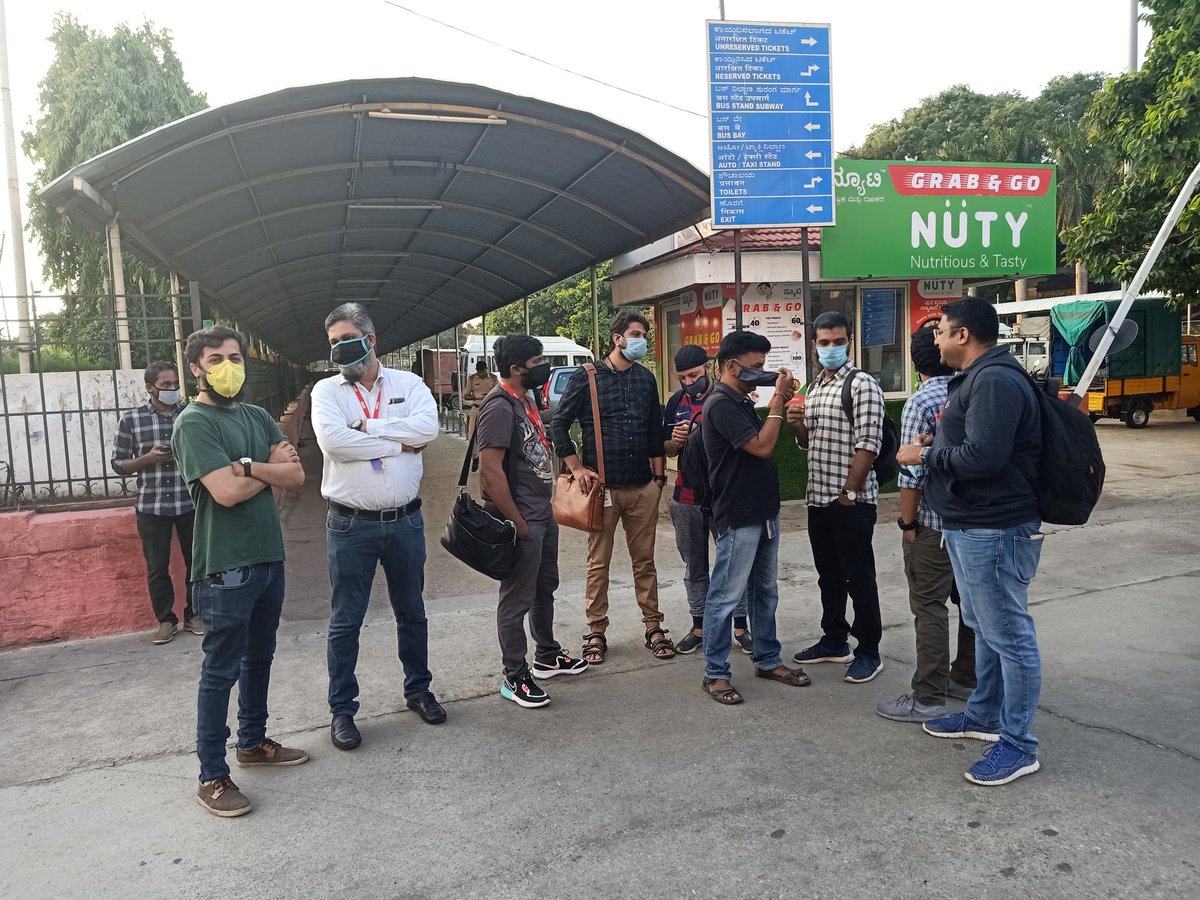 Lolita_TNIE's tweet photo. KSR rly stn set to receive psgrs arriving in K'taka after over 50 days. Delhi- Bengaluru One way Superfast Exp Spl (T no. 02492) left from Delhi at 9:15 pm on May 12. To reach in mins. Officials &amp;  hotel team &amp; waiting to take them 4 quarantine @drmsbc @rpfswrsbc @XpressBengaluru https://t.co/4bR5oYRg32