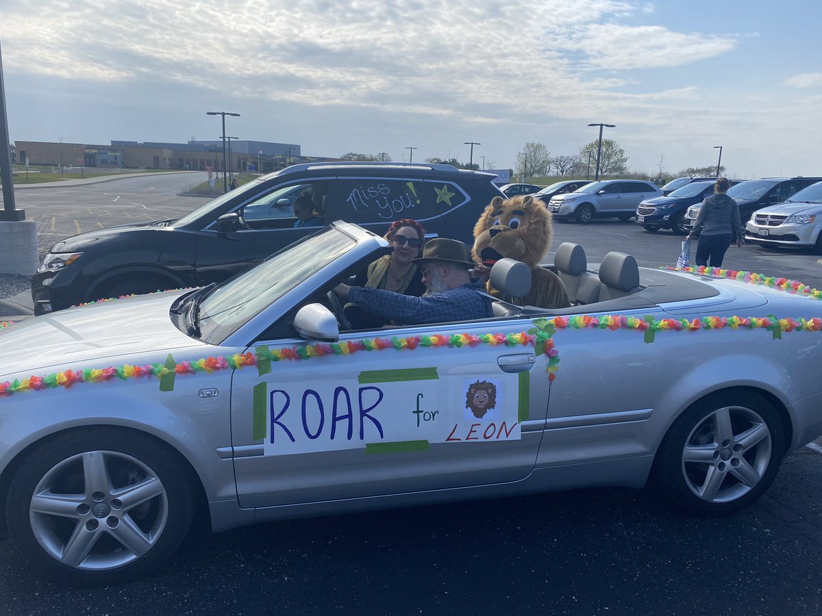 kellyannefitch's tweet photo. Incredible turn-out today for the Little Prairie &amp; Prairie View teacher parade ... so proud of our staff, students &amp; families! ❤️ https://t.co/Gnnv5an3aR