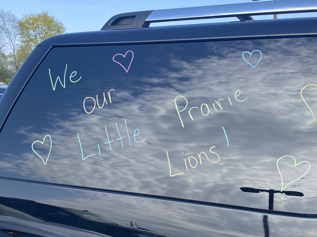 kellyannefitch's tweet photo. Incredible turn-out today for the Little Prairie &amp; Prairie View teacher parade ... so proud of our staff, students &amp; families! ❤️ https://t.co/Gnnv5an3aR