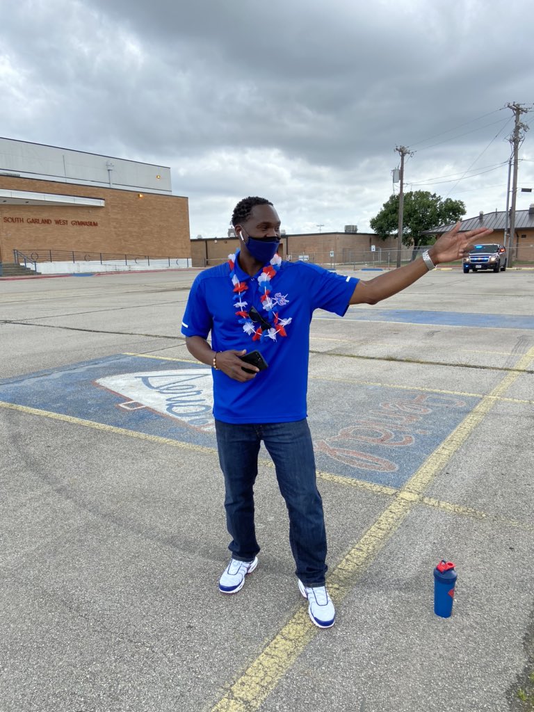 PrincipalEwing's tweet photo. I am so impressed with how many Colonel Seniors and Staff came to Cap and Gown pick up!  #Seniors2020 #TeamColonel @SGHS_Colonels @sghs_class2020 @SgStuco @MMidaM @rlopez42 @Doc_torSus @wells_jovan @RayRrmerril @Vsan22Victoria @JenGarciaSGHS @ColonelWilson1 @AdamVarrassi https://t.co/RQU8SR47by