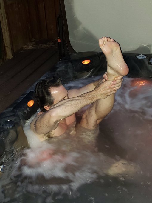 A little late night stretching and sucking in the hot tub. https://t.co/pmu2MRi59g