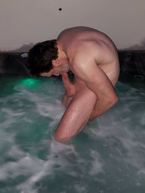 A little late night stretching and sucking in the hot tub. https://t.co/pmu2MRi59g