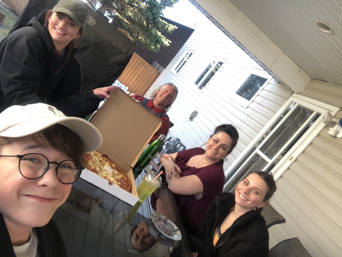 TaneenRudyk's tweet photo. Tonight supper’s brought to us by Perry’s 2 for 1 Pizza &amp; Pasta &amp; Loco Burro #VegrevilleEats #Takeoutday #VegrevilleTogether #explorevegreville @VegrevilleAB @VegChamber https://t.co/Pwxqif44kO