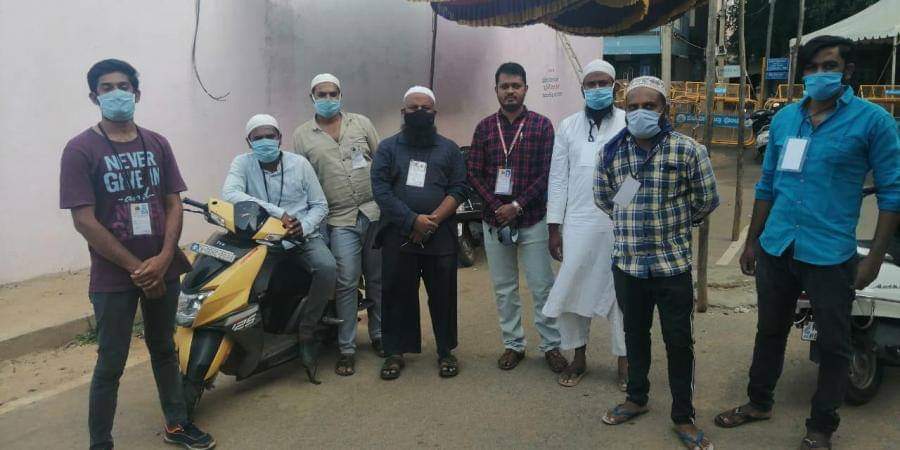 In  #Karnataka : Muslim youths come to Hindu family's rescue, help with funeral in sealed containment zone : "As we knew they were in distress, we treated them as our family."  #COVIDー19 #coronaWarriorsvia  @NewIndianXpressMore here : https://bit.ly/2LnJkkf 