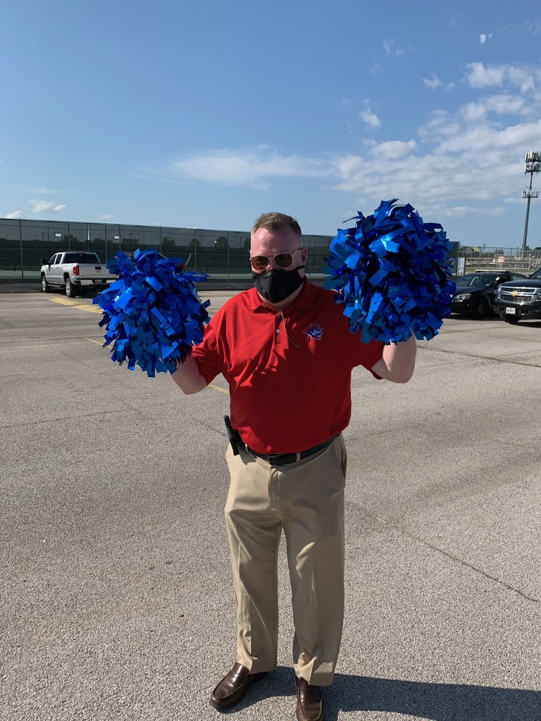 PrincipalEwing's tweet photo. I am so impressed with how many Colonel Seniors and Staff came to Cap and Gown pick up!  #Seniors2020 #TeamColonel @SGHS_Colonels @sghs_class2020 @SgStuco @MMidaM @rlopez42 @Doc_torSus @wells_jovan @RayRrmerril @Vsan22Victoria @JenGarciaSGHS @ColonelWilson1 @AdamVarrassi https://t.co/MImDnrp1SA