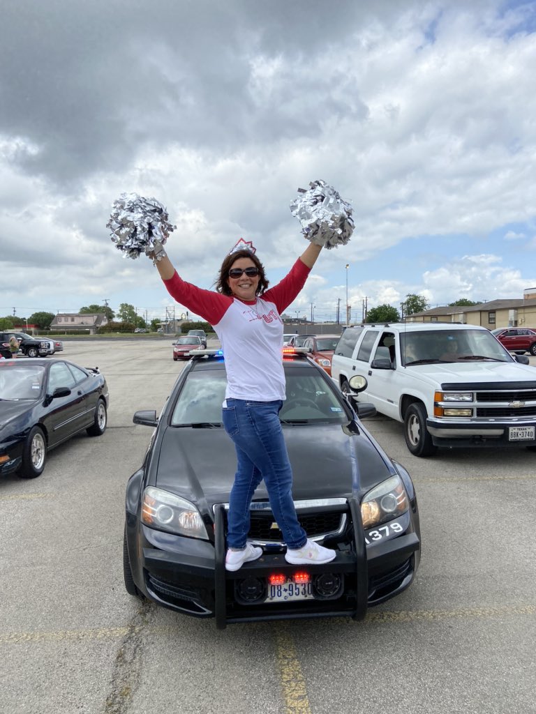 PrincipalEwing's tweet photo. I am so impressed with how many Colonel Seniors and Staff came to Cap and Gown pick up!  #Seniors2020 #TeamColonel @SGHS_Colonels @sghs_class2020 @SgStuco @MMidaM @rlopez42 @Doc_torSus @wells_jovan @RayRrmerril @Vsan22Victoria @JenGarciaSGHS @ColonelWilson1 @AdamVarrassi https://t.co/4etEHQIlbF