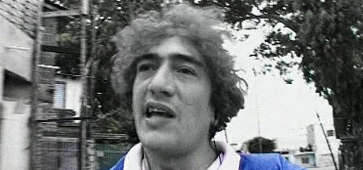 El tiene ese faso rico 
Que cuando lo fumo quedo bien chino 
Y cuando salgo estoy atento 
Por que esos putos siempre se están escondiendo 
Los azules me persiguen por que fumo marihuana 
Y yo lo mando a 🎸

#Intoxicados
