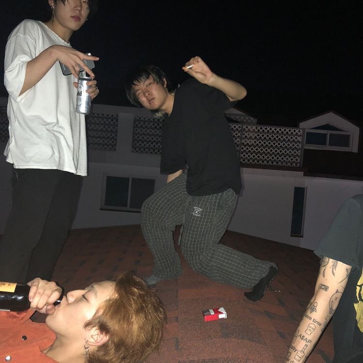 they chilling on the roof with alcohol always scAres me so much i swear especially the fourth picture keeps me awake at night