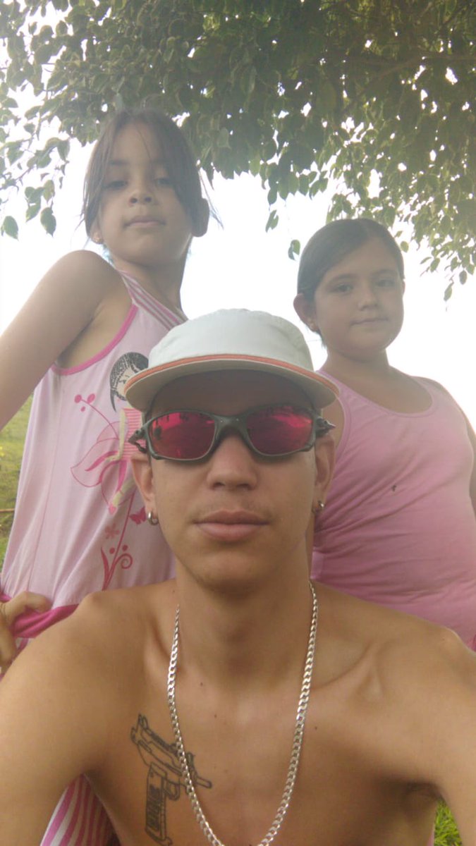 grennbiel's tweet photo. salvar essa aqui.. com minhas duas modelos kkkk 🥰🥰 https://t.co/NUojmiUfzQ