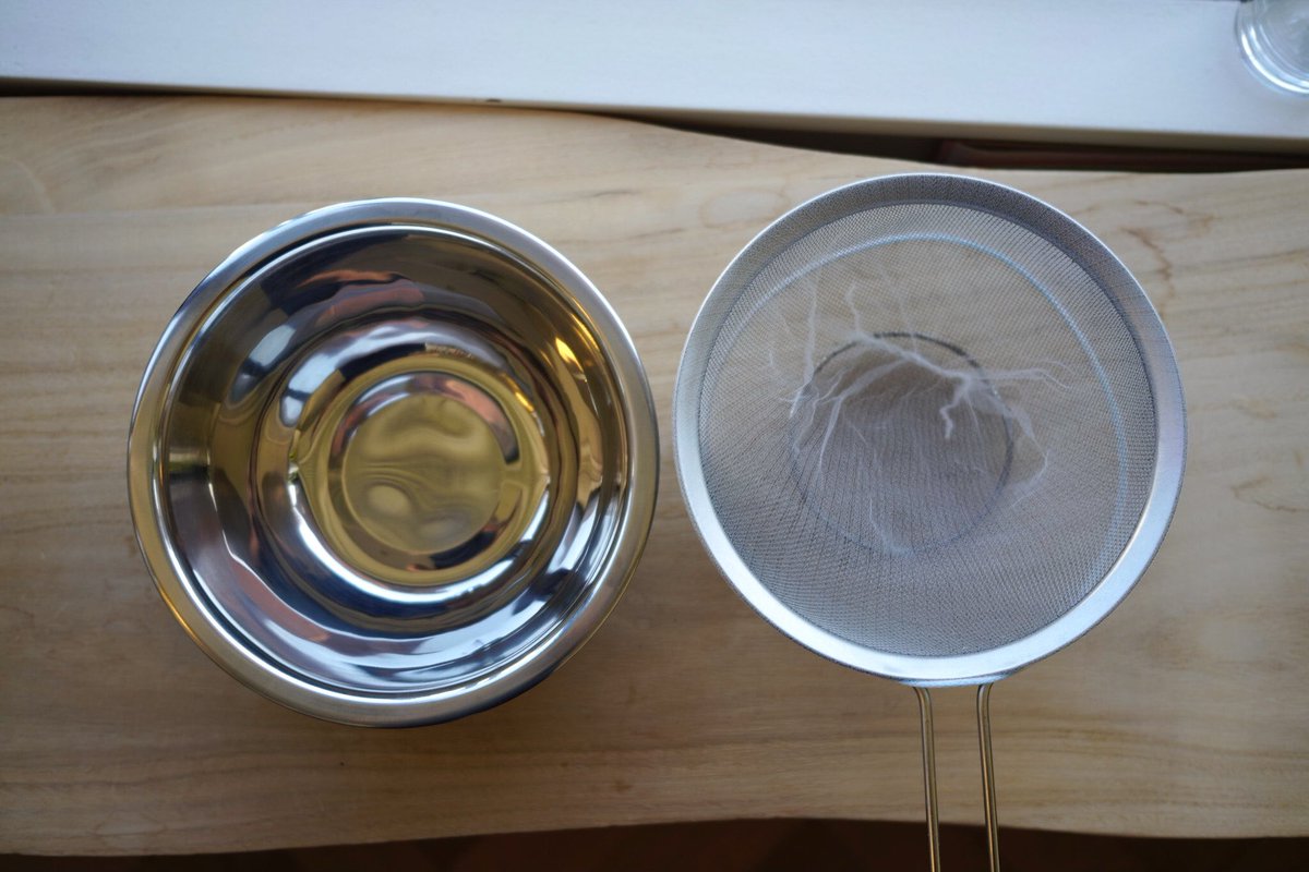 Tam30929's tweet photo. 水切りヨーグルトはザルに水切りネット（三角コーナーとかに使う綺麗なやつ）をかけてヨーグルトいれると簡単に水分が抜けます。

ミスチ焼く時も使うし、そのまま蜂蜜かけても美味しい🍯

ちょっと良いオリーブオイルと塩をかけるとそれだけで贅沢な1品にもなりますね💡

何作ろうかな？？？ https://t.co/pQErh1MI1j