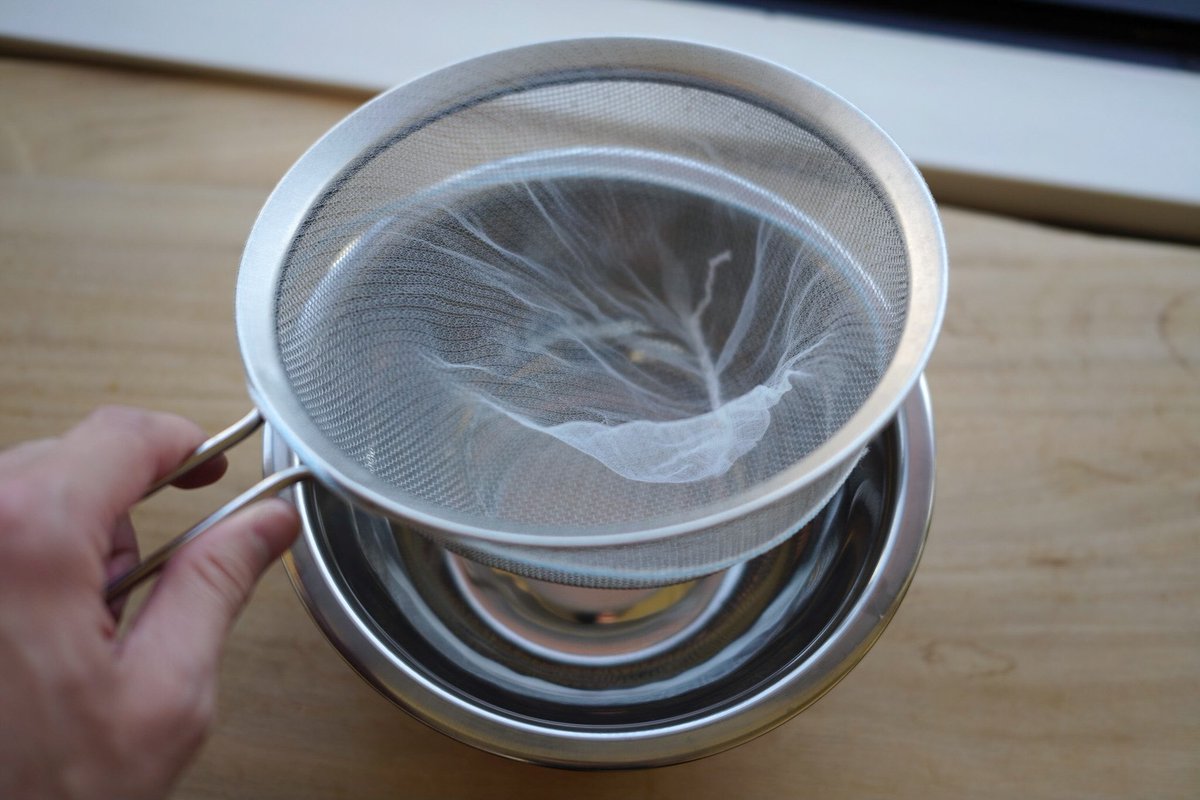 Tam30929's tweet photo. 水切りヨーグルトはザルに水切りネット（三角コーナーとかに使う綺麗なやつ）をかけてヨーグルトいれると簡単に水分が抜けます。

ミスチ焼く時も使うし、そのまま蜂蜜かけても美味しい🍯

ちょっと良いオリーブオイルと塩をかけるとそれだけで贅沢な1品にもなりますね💡

何作ろうかな？？？ https://t.co/pQErh1MI1j