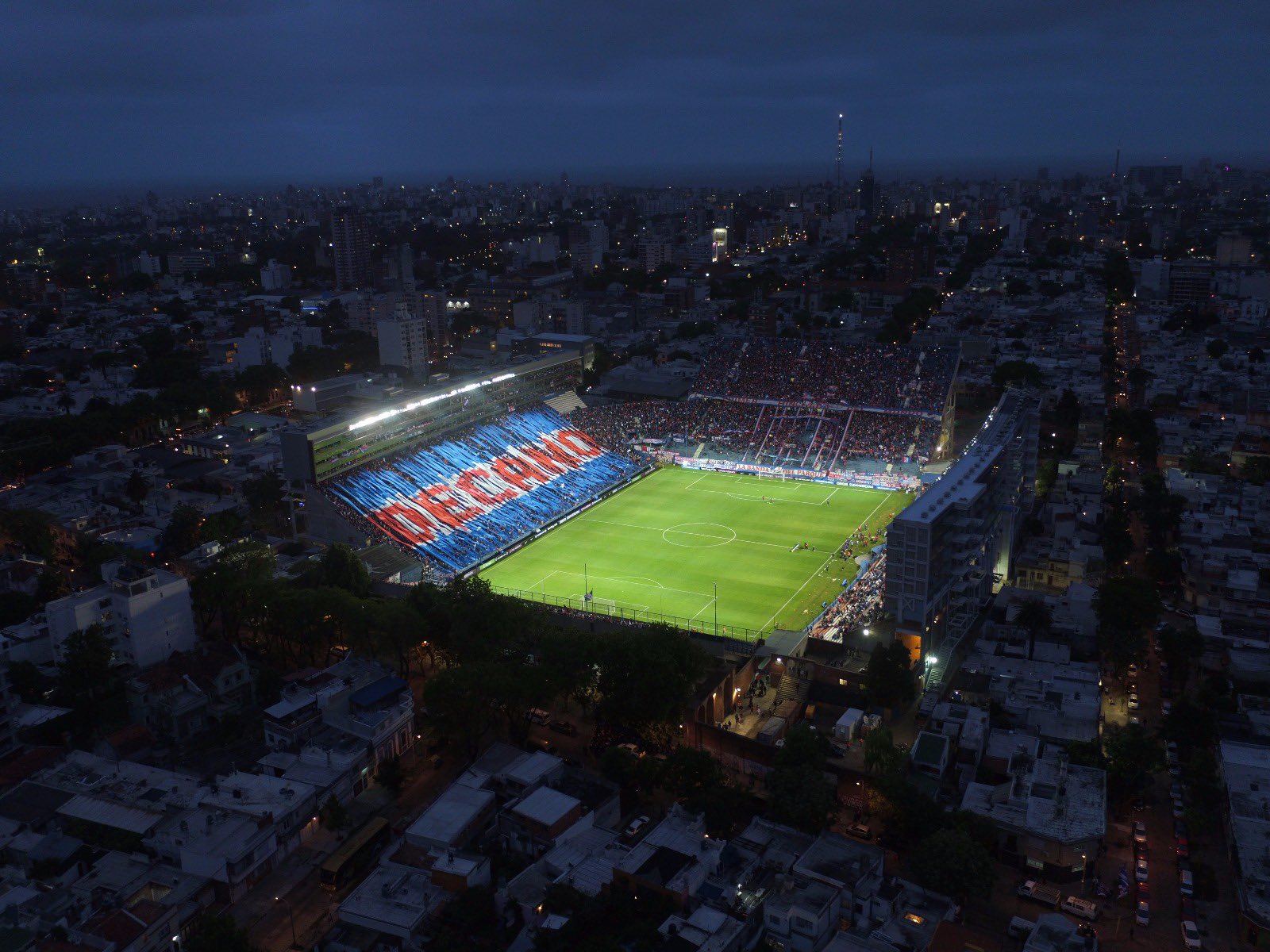 Hoy juega el Decano del Fútbol Uruguayo! 🇳🇱 En el Gran Parque Central  recibimos a Danubio. #VamosBolsoVamos