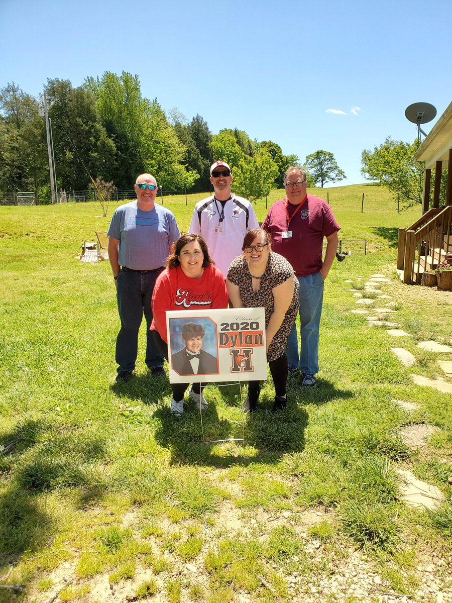HampshireUnit's tweet photo. On Monday, some high school teachers delivered senior yard signs to the class of 2020! Seniors who were home also received their caps and gowns!! https://t.co/qkiFu7NA8b