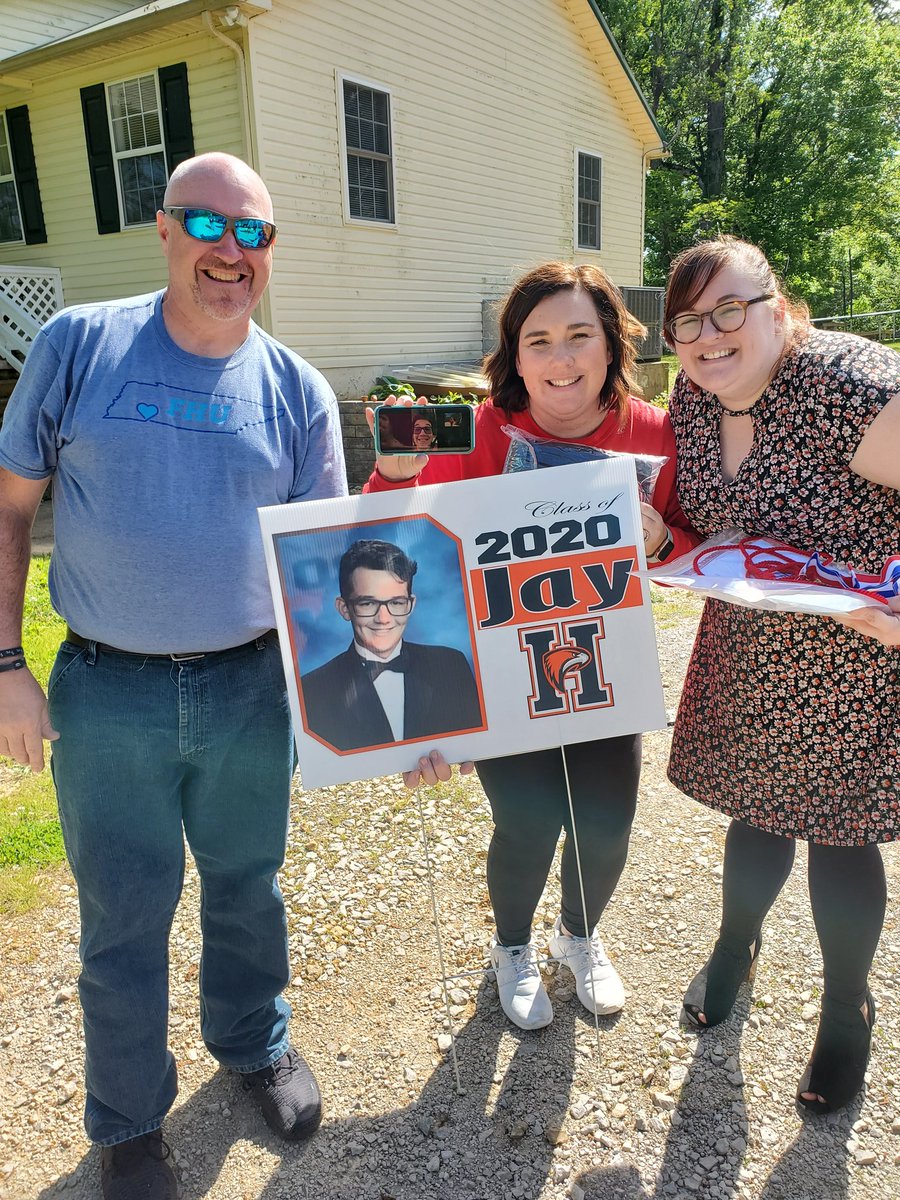 HampshireUnit's tweet photo. On Monday, some high school teachers delivered senior yard signs to the class of 2020! Seniors who were home also received their caps and gowns!! https://t.co/woCDtuuY1B