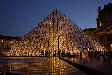 cmattmetric's tweet image. #ArchitectureMovieChallenge 

Day 13 ~ Surprise us! Anything in movie architecture 

The Da Vinci Code (2006)

The Louvre Pyramid features prominently in this film. I’ve always found that building captivating &amp;amp; amazing. Pure awe. 

youtu.be/KcfNpfaGejA