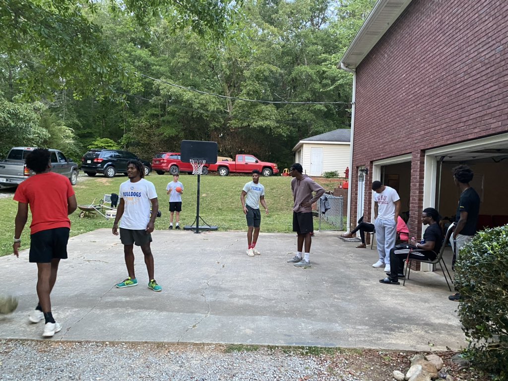 Kward1014's tweet image. Quarantine cookout at the Ward’s!!!!! 6 feet apart.. #Family #KDub’s @Carllmyers5 @Jakari_Foster2  @dlofoster534 @f_omarion1 @bossie
