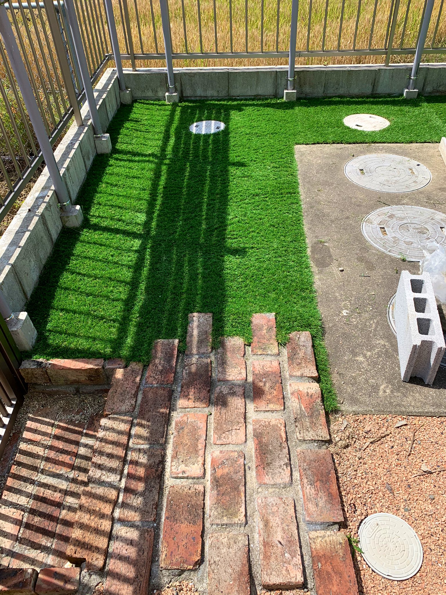 Ken 今日も昨日の続き 浄化槽周りに芝敷きしました 丸の所とレンガに合うように切るのは大変 この間レンガ を縦割りしてたのはデッキの下に仕切りを入れる為でした 小屋の前にもデッキ作ります 明日は休みなので人工芝完成させたいと思います Ken 今日も昨日の続き 浄化槽周りに芝敷きしました 丸の所とレンガに合うように切るのは大変 この間レンガ を縦割りしてたのはデッキの下に仕切りを入れる為でした 小屋の前にもデッキ作ります 明日は休みなので人工芝完成させたいと思います
