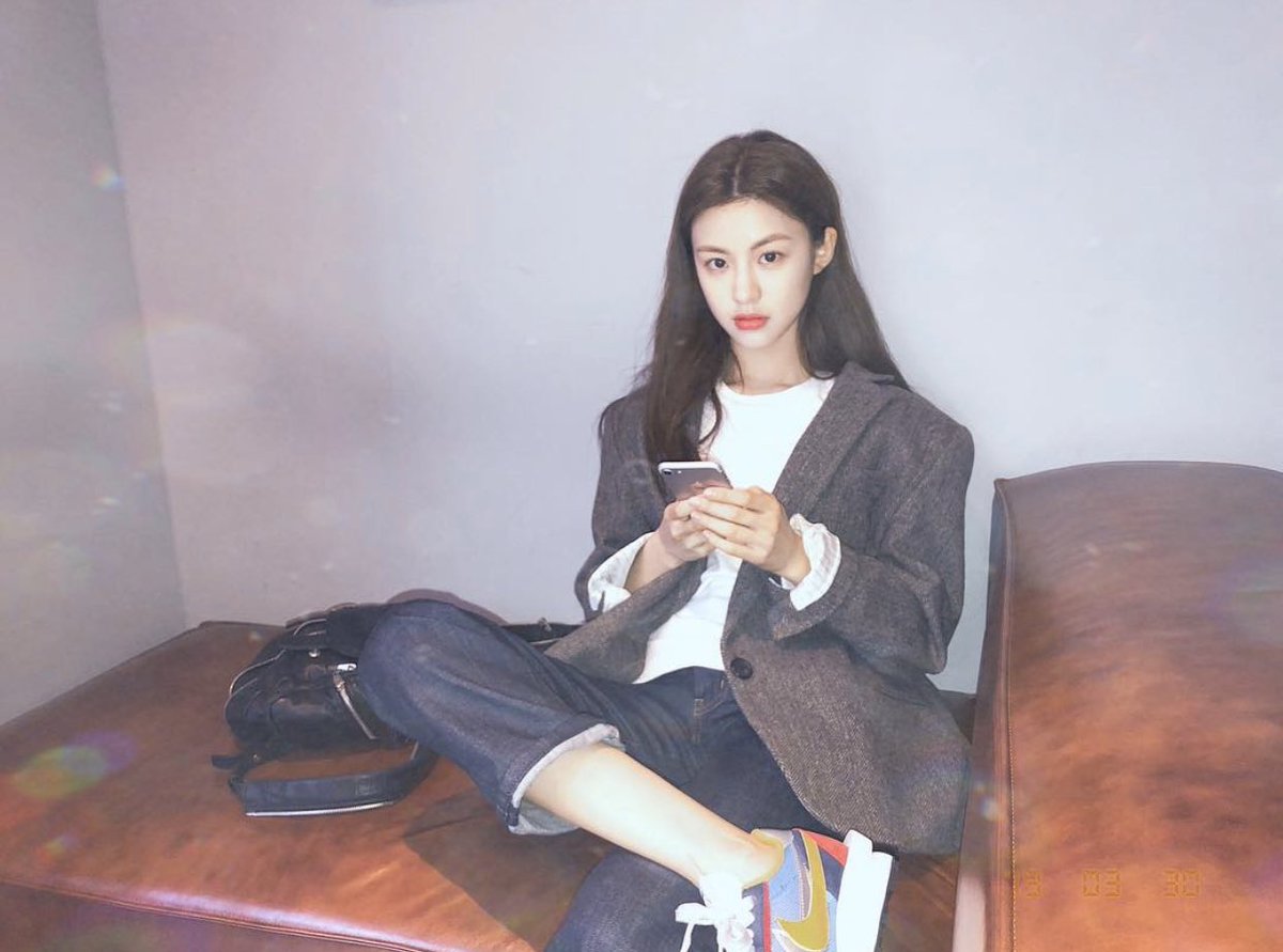 Michika 新世界が出してる韓方化粧品のyunjac 연작 今までの韓方化粧品と違ってパッケージデザインがモダンで素敵だし なによりモデル の고윤정がマジでめちゃくちゃ可愛い いやめっちゃ可愛くない 고윤정のインスタ T Co Telapvewvm