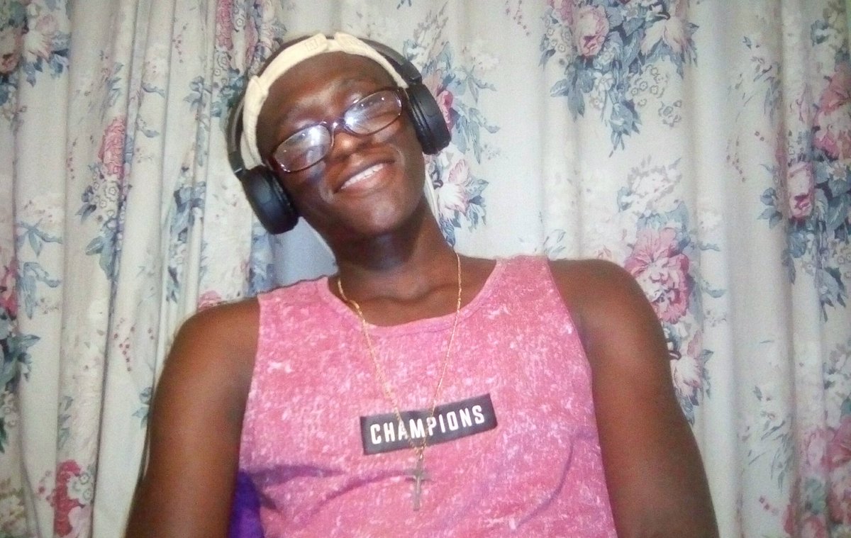 Ernesto05650705's tweet photo. 😂😂😂😂😂Nothing AWESOME then wearing me momz eyeglasses & lock me self in my peaceful quite room & put em eye-set and listen to God Meek Mill from the very start Flamer1 to Championship #try it.....& feel the Real Rap.Music transporting through ur veins🏃.😴 https://t.co/r8FzbVepHA