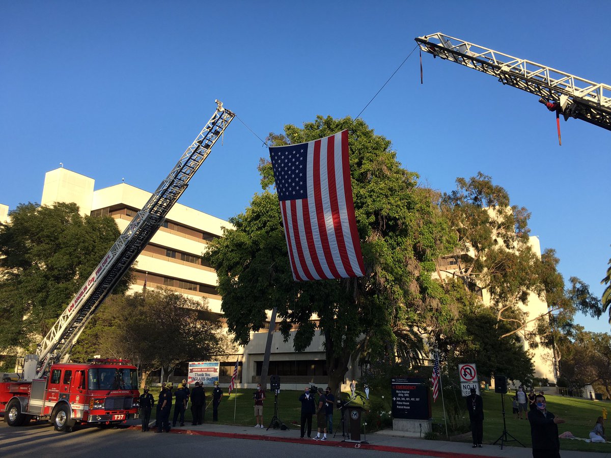 LASDMET's tweet photo. Happening now the #lasdmet roadshow is @LosAngelesVA for Salute to Hero’s tribute. Many agencies involved!Thank you to our often times unsung hero’s. #firstresponsders #lasdcares https://t.co/zY2SAEXgaZ