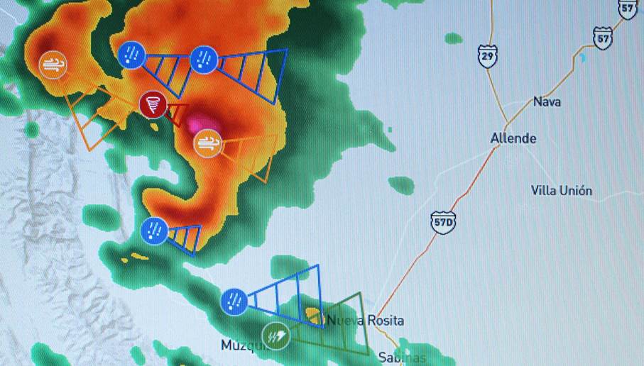 cabellojesus09's tweet photo. Gancho Perfecto !! Alerta Máxima !! #Tornado Gran Dimensión llegará en unos momentos #CincoManatiales #Zaragoza #Nava #Morelos #Allende #VillaUnión También correrá riesgo #NuevaRosita #Sabinas #Coahuila 21:10hr 13 Mayo 2020 @PabloGCadena @CoahuilayTexas @DeniseMaerker @wp1957 https://t.co/sTa2x5j2I6