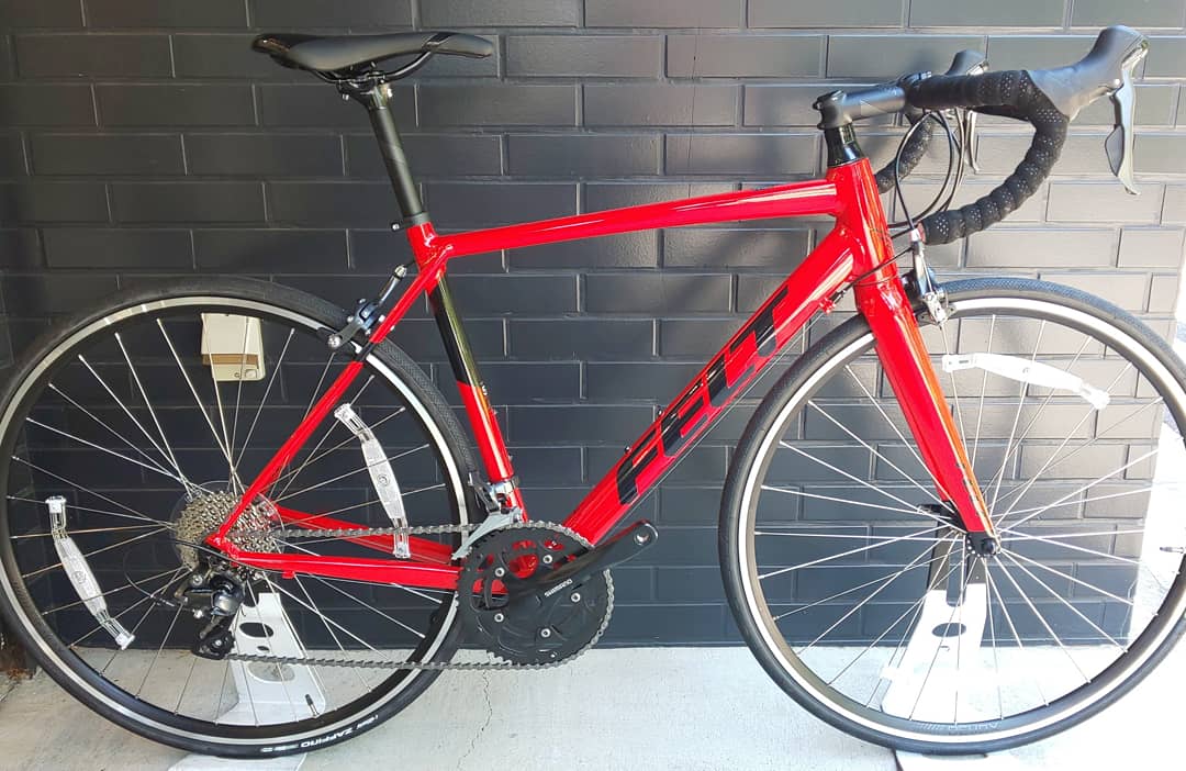 mitsuiki_cycle's tweet photo. FELTのエントリーモデル 『VR60』&『FR60』の60シリーズの全色が揃いました!特色の異なる2つのシリーズ。是非ご検討をー!なう。
#felt #vr60 #fr60 #ロードバイク #東京 #国分寺 #サイクルショップミツイキ https://t.co/bIW6Aq4pXm