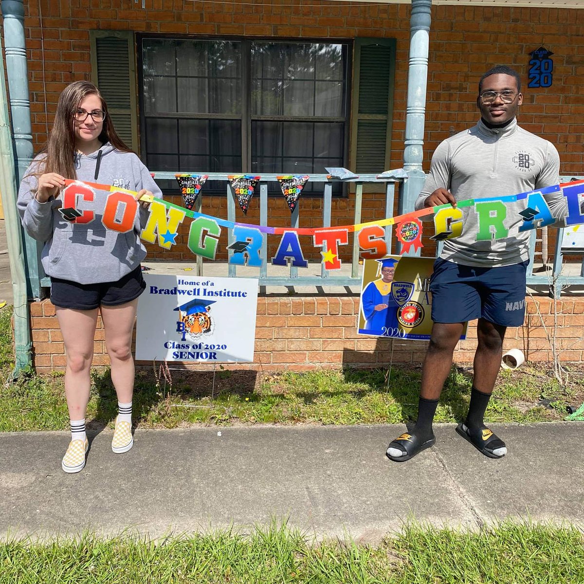 ken_mar7's tweet photo. @BradwellTigers #OurGraduates🐅💙💛 #Classof2🧻2🧻 #Rachel @GeorgiaSouthern #Michael @USMC https://t.co/m9tdFHOsFq