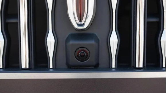 HongqiGlobal's tweet photo. The #Hongqi H9 builds a 360-degree omnidirectional #driving #vision for users through multiple #cameras on the front, rear,side of the car. It can completely eliminate blind spots when driving at low and medium speeds, making driving safer and more #comfortable.
#MasterHongqi https://t.co/3IZo6CizCA