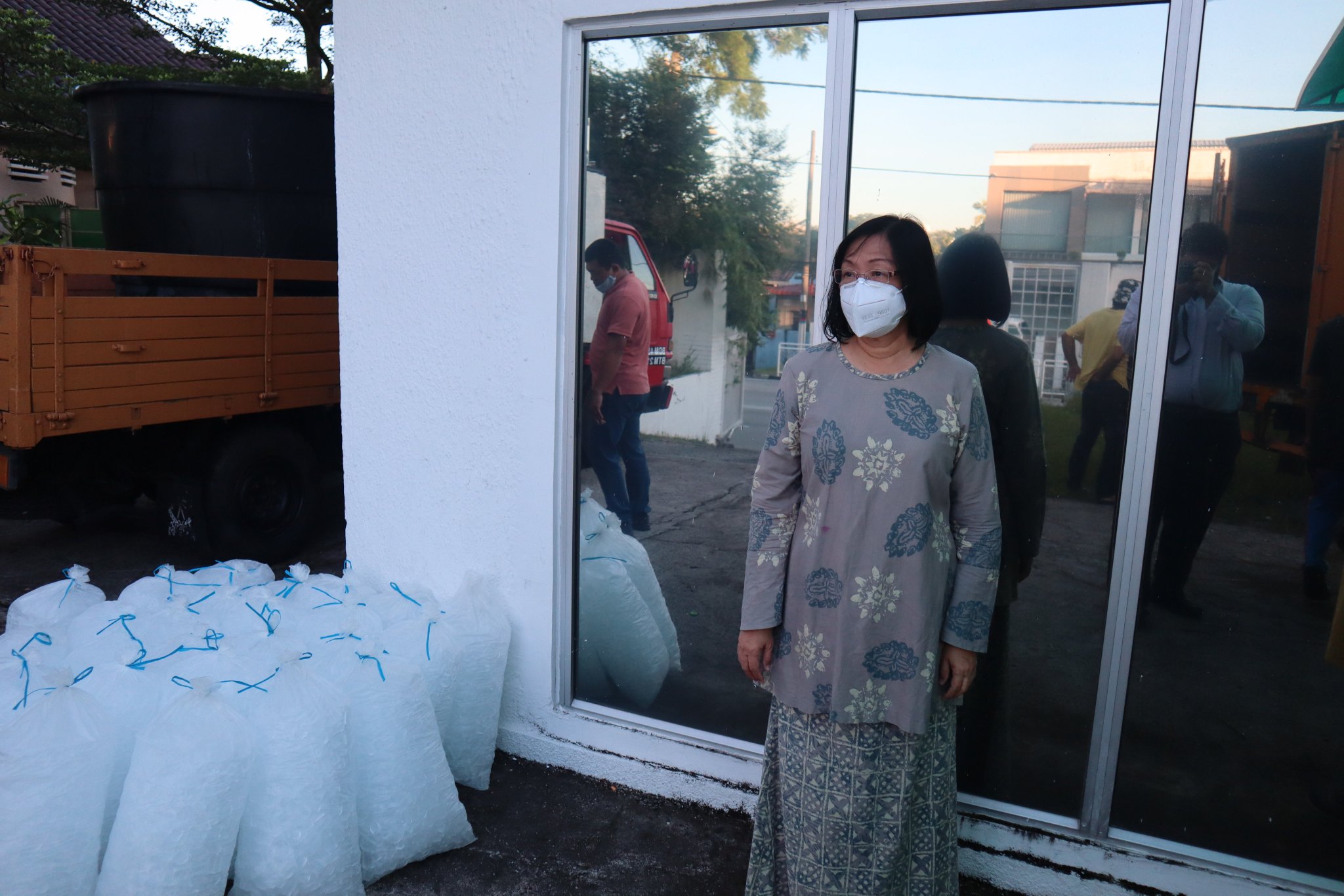 Maria Chin Abdullah On Twitter Today My Office Along With Adun Taman Medan Yb Syamsul Firdaus And Mbpj Councillor Pn Ermeemarianna Delivered Fresh Chickens To The Authorities Who Will Be Distributing It