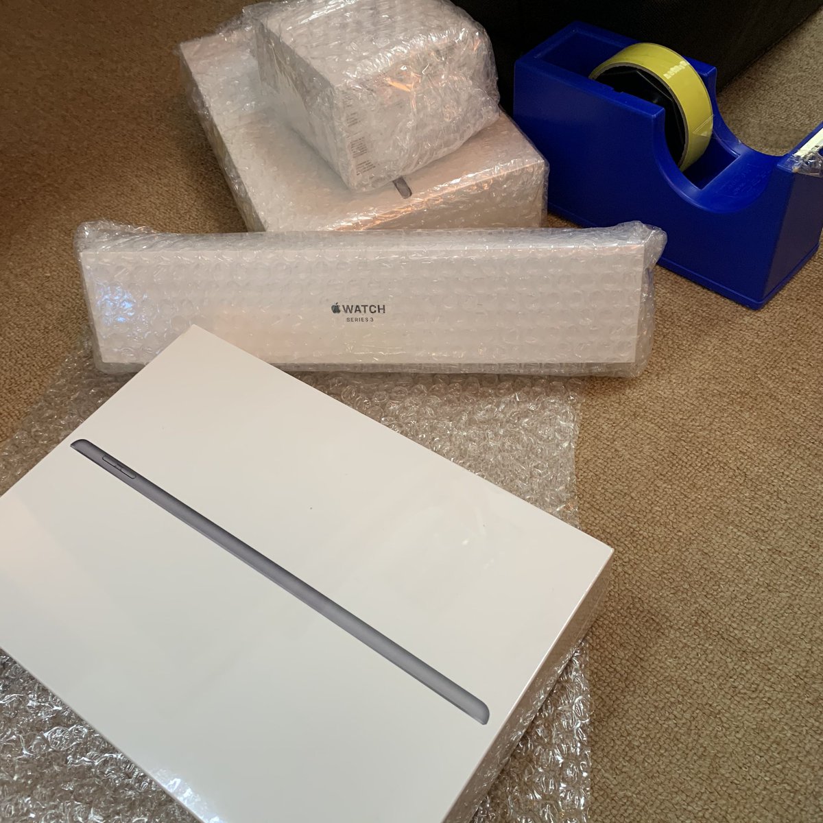 easyParcel's tweet photo. Dah redeem hadiah Raya dalam #rayawithketupi EasyParcel ke tu? 🙈 Kita ada iPhone 11 Pro, iPad dan macam macam lagi nak bagi dekat anda semua! Ha menarik kan? Mudah je, anda top up, dapat point dan redeem 🤩 

#rayacarakita #easyparcel 

Check Point Anda👉🏻 https://t.co/iAIKCymglc https://t.co/PsrD6j4lyd