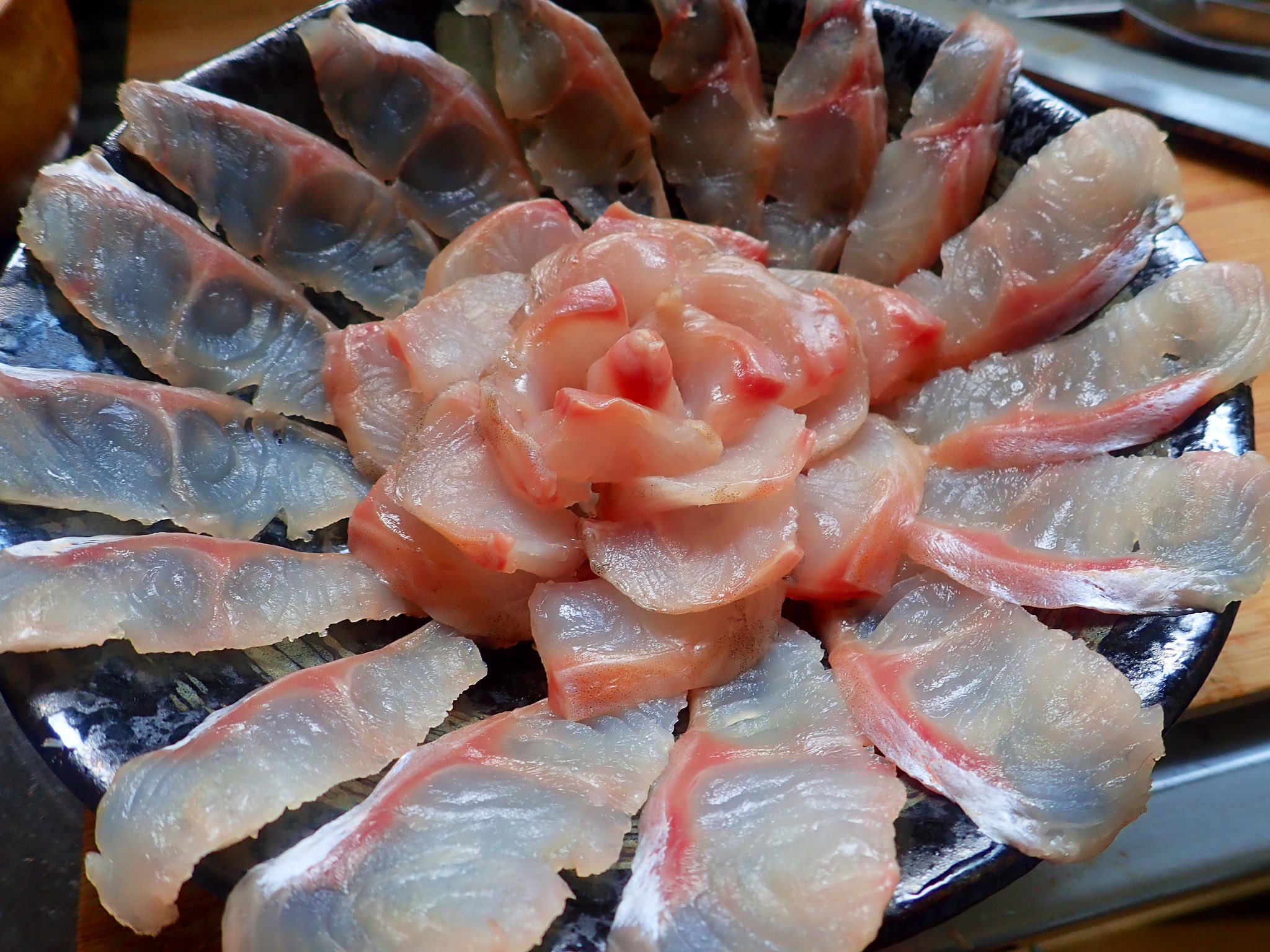 ネバチ ホッケのお刺身 少し水っぽいけどその中にちゃんと旨味があって美味しかった 中々鮮度が保たれたホッケは入らないので貴重な体験ができてよかった アニサキスにはご注意を T Co Eo4mya1hxu Twitter