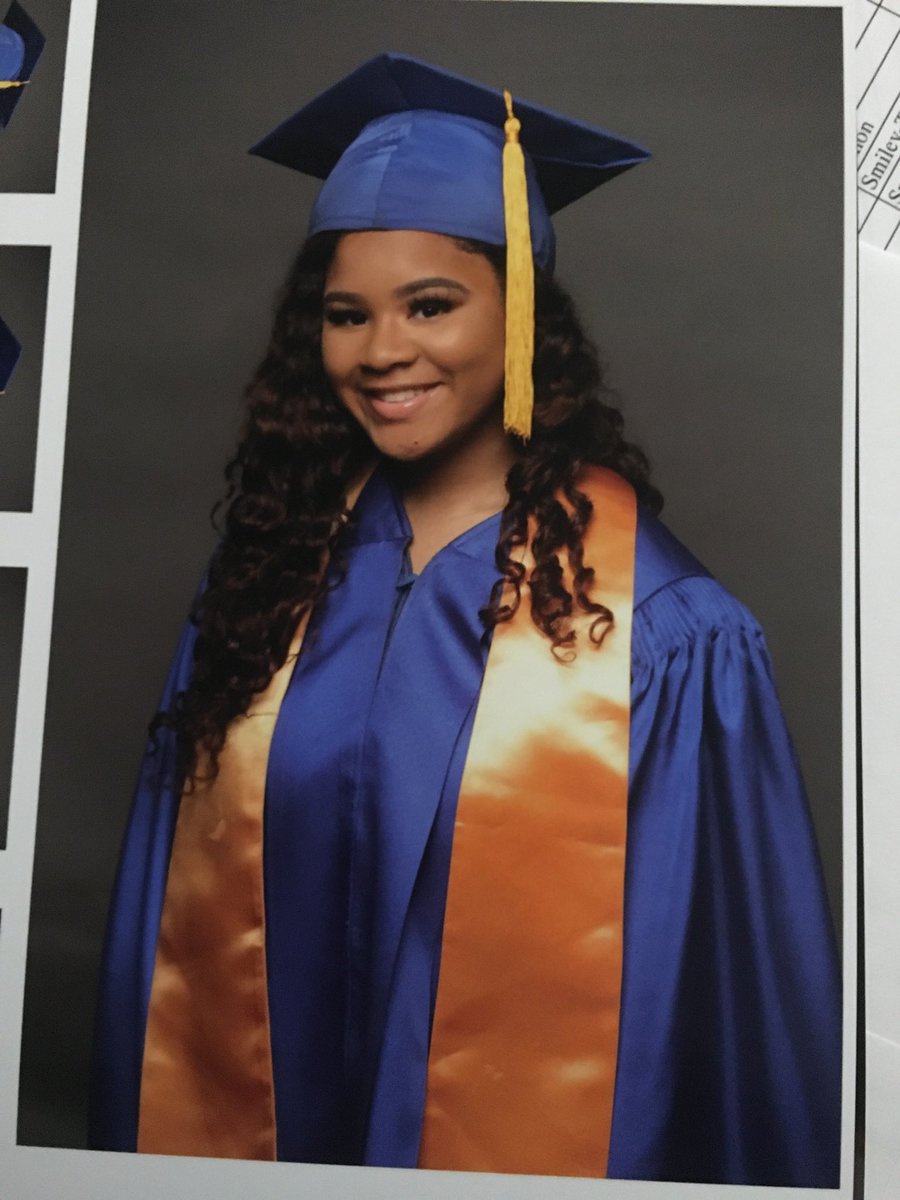 jalynnnnn3's tweet photo. Class of 2020😭🎓#9moredays #singingout https://t.co/82157Tmwcc