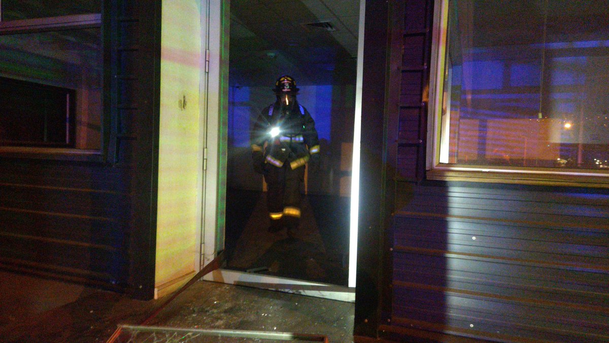 PCivil_informa's tweet photo. A esta hora @bomberosvina trabaja en amago estructural  1 norte ex planta textil Karmy en el lugar por información de personal de seguridad ciudadana quien controlo focos  individuos arrancaron con especies desde interior planta hacia estero la emergencia se encuentra controlada https://t.co/EyLGoueRwU