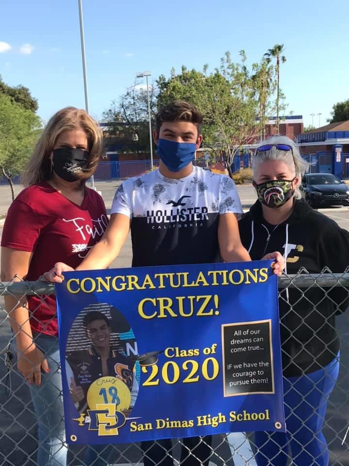 SDMLASD's tweet photo. Congratulations Alyssa, Cruz (SDM explorers) & all the seniors graduating during this difficult time🥳 Local parents & our school resource Dep Damien did not let the spirt of the hard work go unnoticed for Srs @SanDimasHS. They were there to support them🙌🏼
#lasdexplorers #LASD https://t.co/F806vITUd2