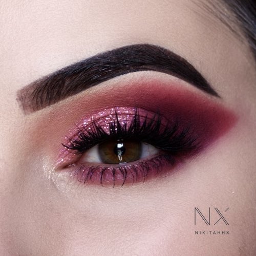 Nikitahhx's tweet photo. @norvina1 X @ABHcosmetics Volume 4 Palette 🎨 the pigmentation is phenomenal 🔥 https://t.co/aJrsQMRNTo