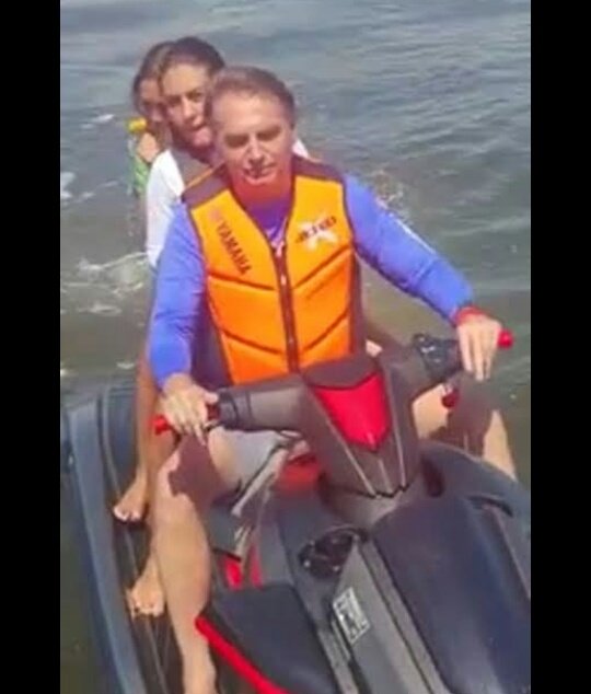 Eufofoqueimesmo's tweet photo. 188.974 casos confirmado e 13.149 mil morte isso é lamentável!! Enquanto o preside te está dando um passeio de Jet-ski😒😒
#COVID19 #covid19brasil #coronavirus #coronavirusbrasil #ForaBolsonaroUrgente 
#ForaBol卐onaro #Bolsonarolixo https://t.co/R7LXIzdqZH