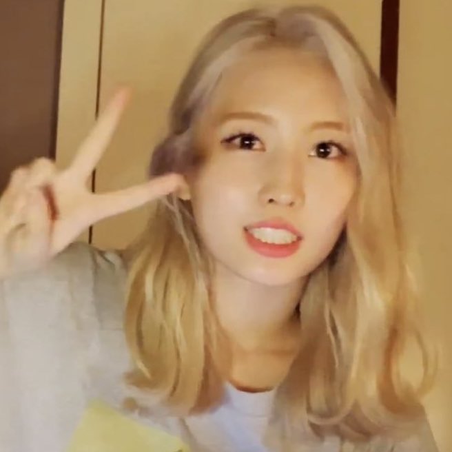 dailyhiraimomo's tweet photo. i’m so in love w her like,,, god??? https://t.co/gRunfHC505